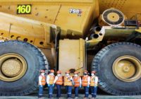 Talento 100% femenino realiza mantenimiento de camión gigante Cat