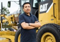 Peruano logra ser el primer graduado internacional del programa ThinkBIGGER de Caterpillar