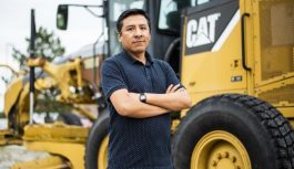 Peruano logra ser el primer graduado internacional del programa ThinkBIGGER de Caterpillar