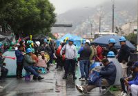 Gobierno dice que evalúa desbloquear “de manera pacífica” carreteras tomadas por mineros informales